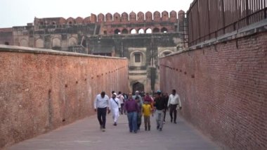 AGRA, Hindistan, 7 Kasım 2022: Agra 'daki Kızıl Kale' deki turistler, Tac Mahal 'in güzel bir manzarasına sahip olduğunuz için bu kale çok popüler bir turistik ilgi odağı. Bir UNESCO Dünya Mirası sahası.