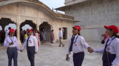 AGRA, Hindistan, 7 Kasım 2022: Agra 'daki Kızıl Kale' deki turistler, Tac Mahal 'in güzel bir manzarasına sahip olduğunuz için bu kale çok popüler bir turistik ilgi odağı. Bir UNESCO Dünya Mirası sahası.