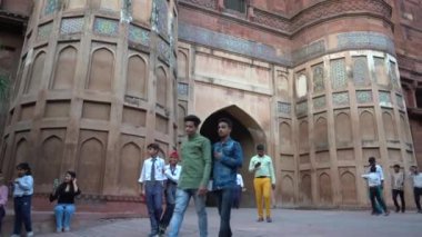 AGRA, Hindistan, 7 Kasım 2022: Agra 'daki Kızıl Kale' deki turistler, Tac Mahal 'in güzel bir manzarasına sahip olduğunuz için bu kale çok popüler bir turistik ilgi odağı. Bir UNESCO Dünya Mirası sahası.