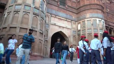 AGRA, Hindistan, 7 Kasım 2022: Agra 'daki Kızıl Kale' deki turistler, Tac Mahal 'in güzel bir manzarasına sahip olduğunuz için bu kale çok popüler bir turistik ilgi odağı. Bir UNESCO Dünya Mirası sahası.