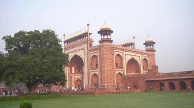 AGRA, UTTAR PRADESH, INDIA, 7 Kasım 2022: Hindistan ve dünyanın dört bir yanından gelen turistler Taj Mahal 'i ziyaret edip izliyorlar, Taj Mahal ise Agra' daki UNESCO Dünya Mirası sahası..