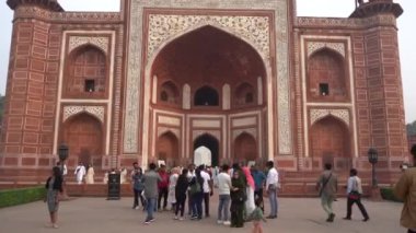 AGRA, UTTAR PRADESH, INDIA, 7 Kasım 2022: Hindistan ve dünyanın dört bir yanından gelen turistler Taj Mahal 'i ziyaret edip izliyorlar, Taj Mahal ise Agra' daki UNESCO Dünya Mirası sahası..