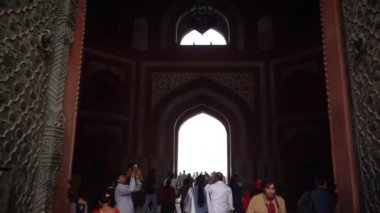 AGRA, UTTAR PRADESH, INDIA, 7 Kasım 2022: Hindistan ve dünyanın dört bir yanından gelen turistler Taj Mahal 'i ziyaret edip izliyorlar, Taj Mahal ise Agra' daki UNESCO Dünya Mirası sahası..