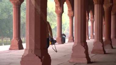 Taj Mahal 'in önündeki turist, Agra, Hindistan' daki UNESCO Dünya Mirası.