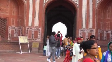 AGRA, UTTAR PRADESH, INDIA, 7 Kasım 2022: Hindistan ve dünyanın dört bir yanından gelen turistler Taj Mahal 'i ziyaret edip izliyorlar, Taj Mahal ise Agra' daki UNESCO Dünya Mirası sahası..