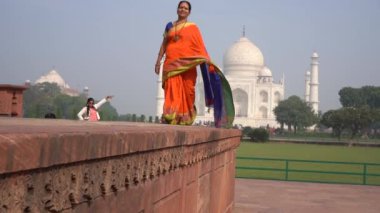 AGRA, UTTAR PRADESH, INDIA, 7 Kasım 2022: Hindistan ve dünyanın dört bir yanından gelen turistler Taj Mahal 'i ziyaret edip izliyorlar, Taj Mahal ise Agra' daki UNESCO Dünya Mirası sahası..