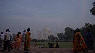 AGRA, UTTAR PRADESH, INDIA, 7 Kasım 2022: Hindistan ve dünyanın dört bir yanından gelen turistler Taj Mahal 'i ziyaret edip izliyorlar, Taj Mahal ise Agra' daki UNESCO Dünya Mirası sahası..
