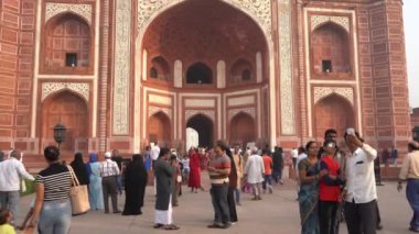 AGRA, UTTAR PRADESH, INDIA, 7 Kasım 2022: Hindistan ve dünyanın dört bir yanından gelen turistler Taj Mahal 'i ziyaret edip izliyorlar, Taj Mahal ise Agra' daki UNESCO Dünya Mirası sahası..