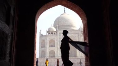 Taj Mahal önündeki kadın turist, Agra, Hindistan 'daki UNESCO Dünya Mirası sahası.