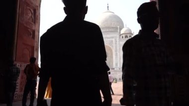 AGRA, UTTAR PRADESH, INDIA, 7 Kasım 2022: Hindistan ve dünyanın dört bir yanından gelen turistler Taj Mahal 'i ziyaret edip izliyorlar, Taj Mahal ise Agra' daki UNESCO Dünya Mirası sahası..