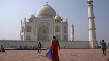 AGRA, UTTAR PRADESH, INDIA, 7 Kasım 2022: Hindistan ve dünyanın dört bir yanından gelen turistler Taj Mahal 'i ziyaret edip izliyorlar, Taj Mahal ise Agra' daki UNESCO Dünya Mirası sahası..