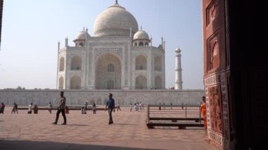 AGRA, UTTAR PRADESH, INDIA, 7 Kasım 2022: Hindistan ve dünyanın dört bir yanından gelen turistler Taj Mahal 'i ziyaret edip izliyorlar, Taj Mahal ise Agra' daki UNESCO Dünya Mirası sahası..