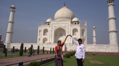 AGRA, UTTAR PRADESH, INDIA, 7 Kasım 2022: Hindistan ve dünyanın dört bir yanından gelen turistler Taj Mahal 'i ziyaret edip izliyorlar, Taj Mahal ise Agra' daki UNESCO Dünya Mirası sahası..