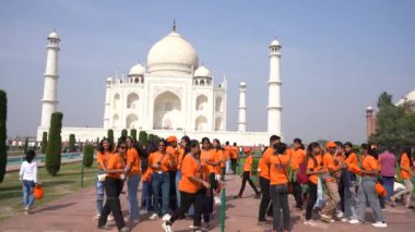 AGRA, UTTAR PRADESH, INDIA, 7 Kasım 2022: Öğrenci ve Turistler Taj Mahal 'i ziyaret ediyor ve izliyorlar, Taj Mahal Agra' daki UNESCO Dünya Mirası sahası..