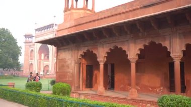 AGRA, INDIA, 29 Ağustos 2022: Hindistan ve dünyanın dört bir yanından gelen turistler Taj Mahal 'i izleyerek Agra' daki UNESCO Dünya Mirası 'nı ziyaret ediyorlar..