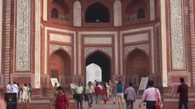 AGRA, INDIA, 29 Ağustos 2022: Hindistan ve dünyanın dört bir yanından gelen turistler Taj Mahal 'i izleyerek Agra' daki UNESCO Dünya Mirası 'nı ziyaret ediyorlar..