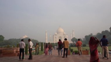AGRA, INDIA, 29 Ağustos 2022: Hindistan ve dünyanın dört bir yanından gelen turistler Taj Mahal 'i izleyerek Agra' daki UNESCO Dünya Mirası 'nı ziyaret ediyorlar..