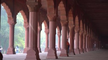 Taj Mahal 'in önünde yürüyen kadın turist, Agra, Hindistan' daki UNESCO Dünya Mirası sahası.