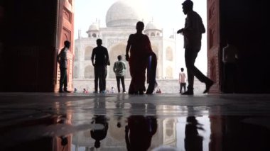 AGRA, INDIA, 29 Ağustos 2022: Hindistan ve dünyanın dört bir yanından gelen turistler Taj Mahal 'i izleyerek Agra' daki UNESCO Dünya Mirası 'nı ziyaret ediyorlar..