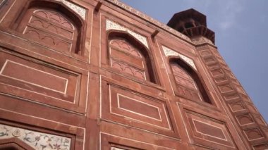 AGRA, INDIA, 29 Ağustos 2022: Hindistan ve dünyanın dört bir yanından gelen turistler Taj Mahal 'i izleyerek Agra' daki UNESCO Dünya Mirası 'nı ziyaret ediyorlar..