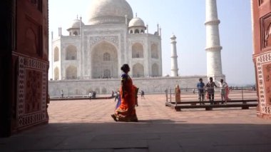 AGRA, INDIA, 29 Ağustos 2022: Hindistan ve dünyanın dört bir yanından gelen turistler Taj Mahal 'i izleyerek Agra' daki UNESCO Dünya Mirası 'nı ziyaret ediyorlar..