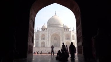 AGRA, INDIA, 29 Ağustos 2022: Hindistan ve dünyanın dört bir yanından gelen turistler Taj Mahal 'i izleyerek Agra' daki UNESCO Dünya Mirası 'nı ziyaret ediyorlar..