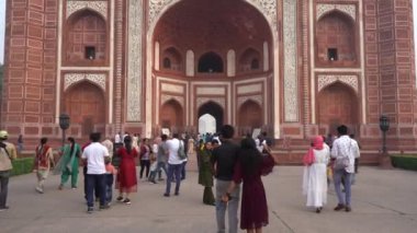 AGRA, INDIA, 29 Ağustos 2022: Hindistan ve dünyanın dört bir yanından gelen turistler Taj Mahal 'i izleyerek Agra' daki UNESCO Dünya Mirası 'nı ziyaret ediyorlar..