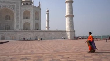 Taj Mahal 'in önünde yürüyen kadın turist, Agra, Hindistan' daki UNESCO Dünya Mirası sahası.