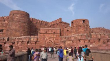 AGRA, Hindistan, 7 Kasım 2022: Agra 'daki Kızıl Kale' deki turistler, Tac Mahal 'in güzel bir manzarasına sahip olduğunuz için bu kale çok popüler bir turistik ilgi odağı. Bir UNESCO Dünya Mirası sahası.