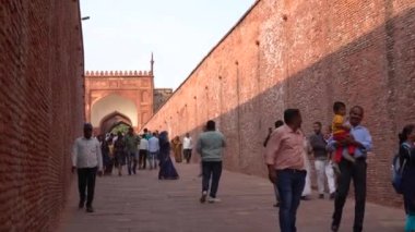 AGRA, Hindistan, 7 Kasım 2022: Agra 'daki Kızıl Kale' deki turistler, Tac Mahal 'in güzel bir manzarasına sahip olduğunuz için bu kale çok popüler bir turistik ilgi odağı. Bir UNESCO Dünya Mirası sahası.