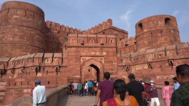 AGRA, Hindistan, 7 Kasım 2022: Agra 'daki Kızıl Kale' deki turistler, Tac Mahal 'in güzel bir manzarasına sahip olduğunuz için bu kale çok popüler bir turistik ilgi odağı. Bir UNESCO Dünya Mirası sahası.