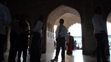 AGRA, Hindistan, 7 Kasım 2022: Agra 'daki Kızıl Kale' deki turistler, Tac Mahal 'in güzel bir manzarasına sahip olduğunuz için bu kale çok popüler bir turistik ilgi odağı. Bir UNESCO Dünya Mirası sahası.