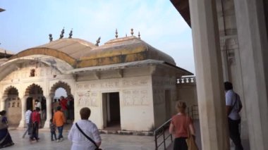 AGRA, Hindistan, 7 Kasım 2022: Agra 'daki Kızıl Kale' deki turistler, Tac Mahal 'in güzel bir manzarasına sahip olduğunuz için bu kale çok popüler bir turistik ilgi odağı. Bir UNESCO Dünya Mirası sahası.