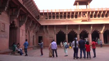 AGRA, Hindistan, 7 Kasım 2022: Agra 'daki Kızıl Kale' deki turistler, Tac Mahal 'in güzel bir manzarasına sahip olduğunuz için bu kale çok popüler bir turistik ilgi odağı. Bir UNESCO Dünya Mirası sahası.