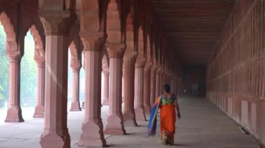 Taj Mahal 'in önünde yürüyen kadın turist, Agra, Hindistan' daki UNESCO Dünya Mirası sahası.