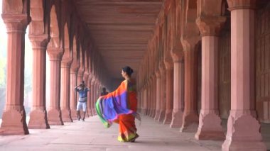Taj Mahal 'in önünde yürüyen kadın turist, Agra, Hindistan' daki UNESCO Dünya Mirası sahası.