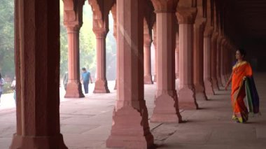 Taj Mahal 'in önünde yürüyen kadın turist, Agra, Hindistan' daki UNESCO Dünya Mirası sahası.