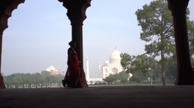 Taj Mahal 'in önünde yürüyen kadın turist, Agra, Hindistan' daki UNESCO Dünya Mirası sahası.