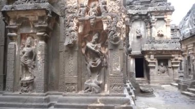 Kailasa Tapınağı, Ellora mağaraları, dünyanın en büyük kaya kesimi mağara komplekslerinden ve UNESCO dünya mirası alanlarından biridir..