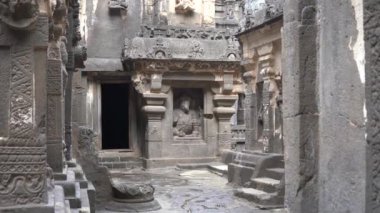 Kailasa Tapınağı, Ellora mağaraları, dünyanın en büyük kaya kesimi mağara komplekslerinden ve UNESCO dünya mirası alanlarından biridir..