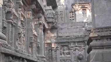 Kailasa Tapınağı, Ellora mağaraları, dünyanın en büyük kaya kesimi mağara komplekslerinden ve UNESCO dünya mirası alanlarından biridir..