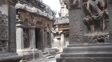 Kailasa Tapınağı, Ellora mağaraları, dünyanın en büyük kaya kesimi mağara komplekslerinden ve UNESCO dünya mirası alanlarından biridir..