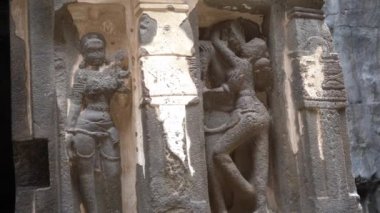 Kailasa Tapınağı, Ellora mağaraları, dünyanın en büyük kaya kesimi mağara komplekslerinden ve UNESCO dünya mirası alanlarından biridir..