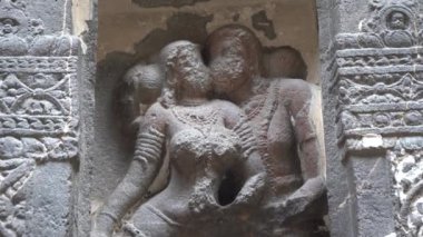 Kailasa Tapınağı, Ellora mağaraları, dünyanın en büyük kaya kesimi mağara komplekslerinden ve UNESCO dünya mirası alanlarından biridir..