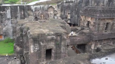 Kailasa Tapınağı, Ellora mağaraları, dünyadaki en büyük kaya kesimi mağara kompleksi ve UNESCO dünya mirası alanlarından biridir..