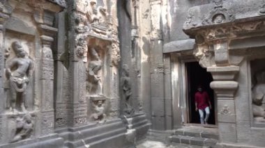 Kailasa Tapınağı, Ellora mağaraları, dünyanın en büyük kaya kesimi mağara komplekslerinden ve UNESCO dünya mirası alanlarından biridir..