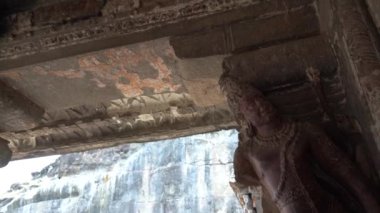 Kailasa Tapınağı, Ellora mağaraları, dünyanın en büyük kaya kesimi mağara komplekslerinden ve UNESCO dünya mirası alanlarından biridir..