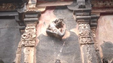 Kailasa Tapınağı, Ellora mağaraları, dünyanın en büyük kaya kesimi mağara komplekslerinden ve UNESCO dünya mirası alanlarından biridir..