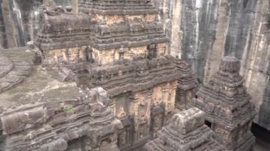 Kailasa Tapınağı, Ellora mağaraları, dünyadaki en büyük kaya kesimi mağara kompleksi ve UNESCO dünya mirası alanlarından biridir..