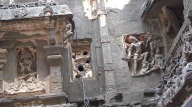 Kailasa Tapınağı, Ellora mağaraları, dünyanın en büyük kaya kesimi mağara komplekslerinden ve UNESCO dünya mirası alanlarından biridir..